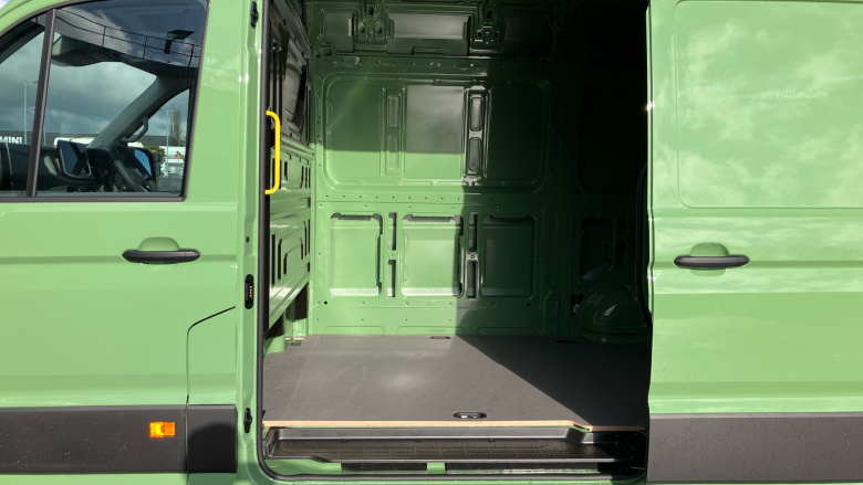 Volkswagen Crafter Cr35 Mwb Diesel Fwd 2.0 TDI 140PS Commerce Plus High Roof Van